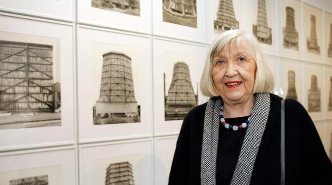 Hilla Becher 2008 im Musee d'Art Moderne de la Ville in Paris vor ihrer Fotoserie »Kühltürme«. Foto: David Ebener