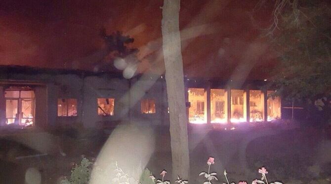 Das brennende Hauptgebäude des Krankenhauses in Kundus.