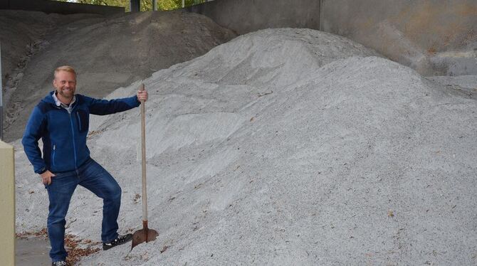Stolzer Herr über 140 Tonnen Streusalz: Jens Herold hat für den Winter vorgesorgt