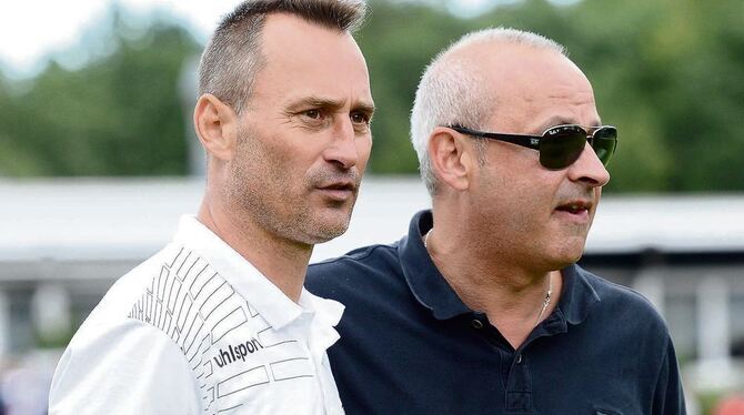 Rätselraten bei Trainer Georgi Donkov (links) und dem Vorsitzenden Michael Schuster: Wann spielen wir gegen wen? FOTO: BAUR
