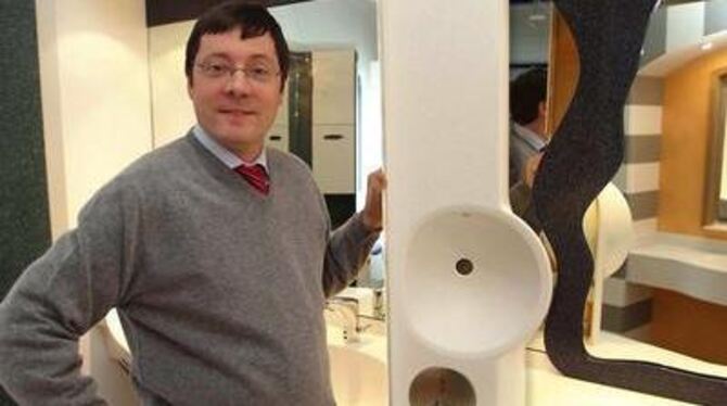 Firmenchef Uwe Schüschke demonstriert, wie ein Waschtisch aus seiner Firma aussieht, bevor er in die Luft geht. Am Donnerstag ze