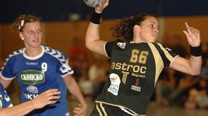 Auch dieses Jahr wieder dabei: Titelverteidiger Kometal Skopje (links) und die Spanierinnen vom CBM Sagunto (rechts). FOTO: NIET