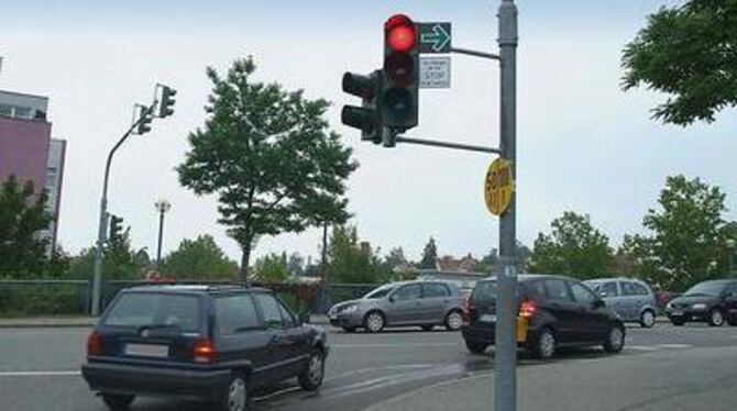 Grüner Pfeil auf der Roten Liste. Das Verkehrszeichen an der Eisenbahnstraße ist eines von vier dieser Verkehrszeichen, die in M