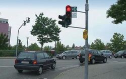 Grüner Pfeil auf der Roten Liste. Das Verkehrszeichen an der Eisenbahnstraße ist eines von vier dieser Verkehrszeichen, die in M