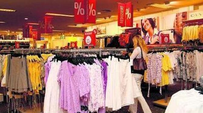 Shorts und Shirts zu Schnäppchenpreisen: Der Einzelhandel bläst zum Lager-Kehraus und lockt mit Rabatten. GEA-FOTO: PACHER