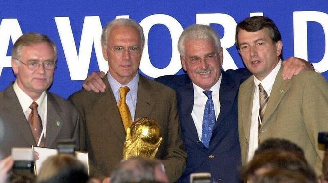 Die Mitglieder des DFB-Bewerbungskommitees für die Fußball-WM 2006 (v.l.n.r.): Horst R. Schmidt, Franz Beckenbauer, Fedor Rad