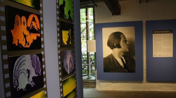 Ein Porträt von Lotte Reiniger und Filmstills (links) aus ihrem Silhouettenfilm »Die Abenteuer des Prinzen Achmed«. FOTO: STRÖHL