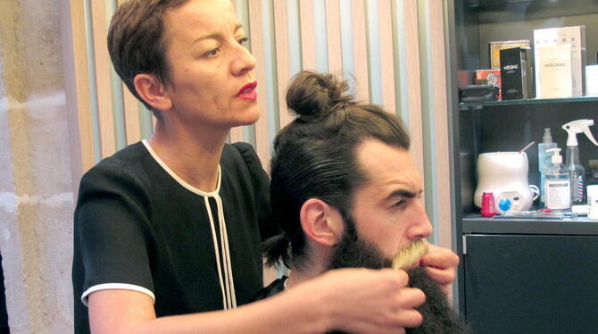 Bart ist in: Die Barbierin Sarah Daniel Hamizi richtet in ihrem Salon den Gesichtsschmuck bei Model Richard Vazquez. Bart ist in: Die Barbierin Sarah Daniel Hamizi richtet in ihrem Salon den Gesichtsschmuck bei Model Richard Vazquez.