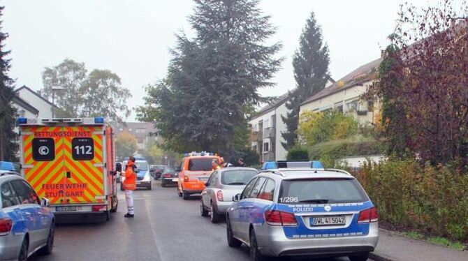 Einsatzkräfte von Polizei und Rettungsdiensten in Stuttgart. Ein Familienvater hat seinen 16 Jahre alten Sohn und seine Ehefr
