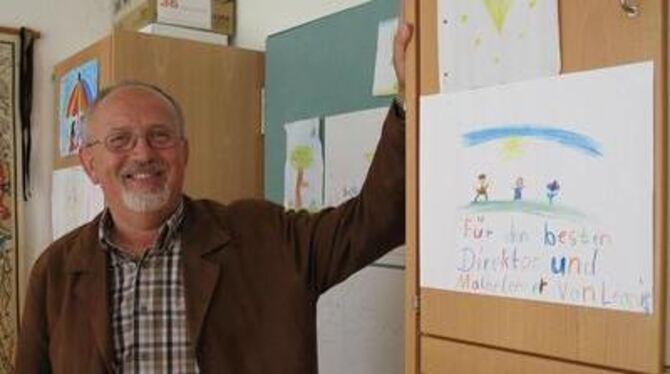 Wilfried Maschke mit seiner »Wechselausstellung« von Briefen und Gemälden seiner Schüler zum Abschied. GEA-FOTO: GE