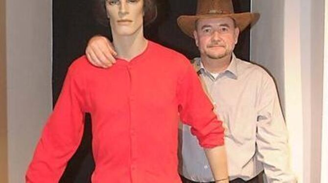 Ausstellungsmacher Michael Schödel mit Cowboy in Unterwäsche.  FOTO: TRINKHAUS