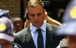 Nach einjähriger Haft wird der wegen Totschlags verurteilte Pistorius in den Hausarrest entlassen. Foto: Kevin Sutherland