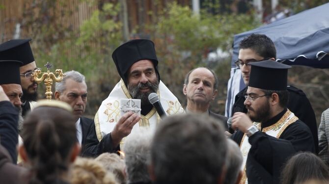 Bischof Bartholomäus von Arianz zeigt den Grundstein fürs neue griechisch-orthodoxe Gemeindezentrum. Rechts neben ihm der gastge
