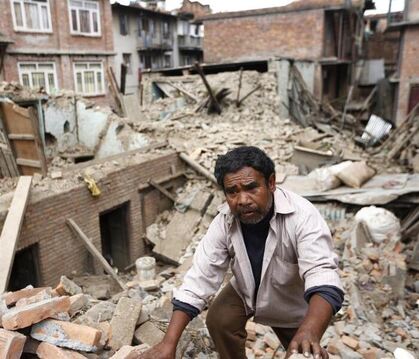 Nach dem Erdbeben in Nepal: Ein Mann steigt über die Trümmer seines Hauses. Foto: Abir Abdullah/Archiv