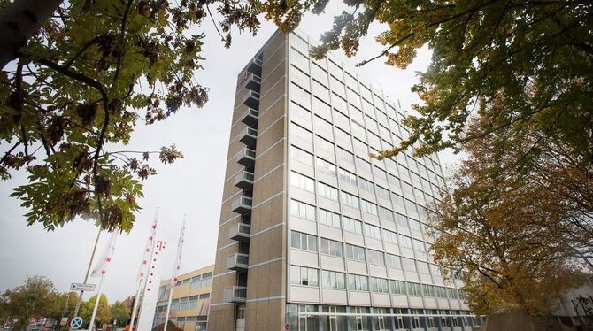 Das Verwaltungsgebäude des ehemaligen Fernmeldeamts soll zum KA84-Tower mit »edelsten Büroflächen« werden, das gesamte Areal zum