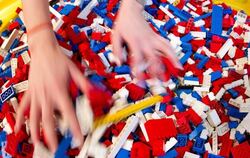 Oh Schreck! Der dänische Spielzeugriese Lego hinkt mit seiner Produktion von Bauklötzchen der riesigen Nachfrage hinterher. F