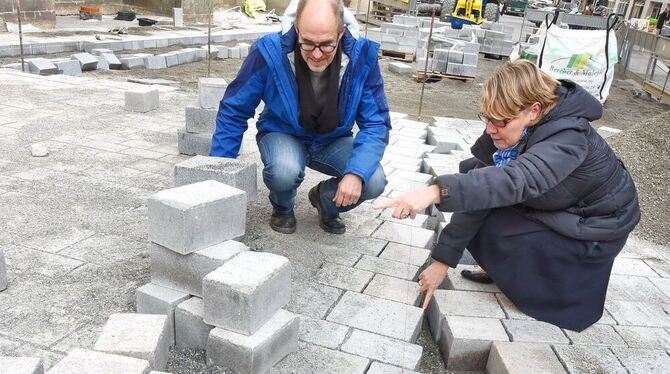 Hier ist Präzisionsarbeit gefragt: Katrin Korth und Rolf Martens zeigen, wie die Steine noch in die passende Form gefräst werden