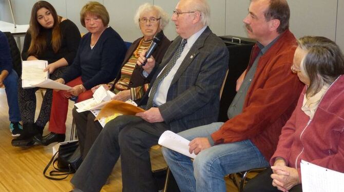 Zeitzeugen berichten über Vertreibung und Kriegsgefangenschaft (von links): eine Schülerin, Gerda Haushalter, Hedwig Lobert, Hei Zeitzeugen berichten über Vertreibung und Kriegsgefangenschaft (von links): eine Schülerin, Gerda Haushalter, Hedwig Lobert, Hei