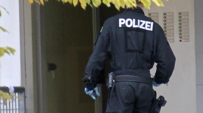 Die Polizei führte im Stadtgebiet Bamberg Razzien bei mutmaßlichen Rechtsextremisten durch. Foto: Christian Herse