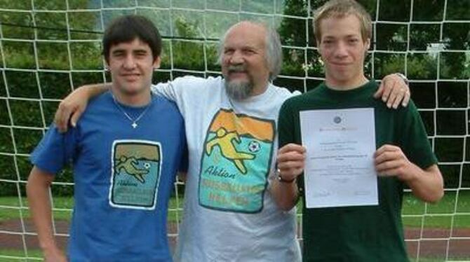 Waren in Jena (von links): Timo Kilgus, Herbert Lumpp (Jugendleiter), Julian Sonntag vor einem Fußballtor im Wengenstadion.  FOT