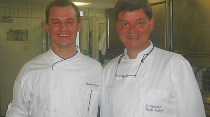 Bodenständige Wesensverwandtschaft zweier Spitzenköche: Simon Tress, links, und sein Vorbild Harald Wohlfahrt.  FOTO: PR