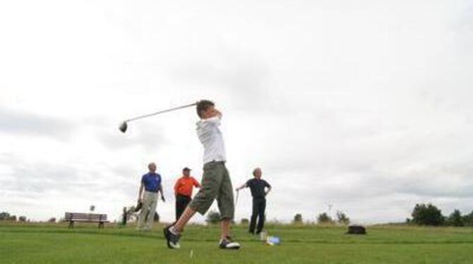 Ruhe am Abschlag: Konzentration ist wichtig, um möglichst sicher schlagen zu können. 106 Spieler bildeten 36 Flights beim GEA-Go