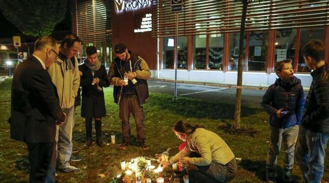 Trauernde entzünden Kerzen im westschwedischen Trollhättan. Foto: Adam Ihse