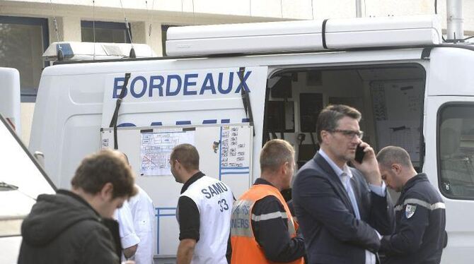 Nach dem tragischen Busunfall koordinieren Rettungskräfte in Puisseguin ihren Einsatz. Foto: Carolina Blumberg