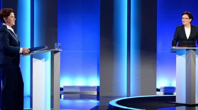 Die Spitzenkandidatin der nationalkonservativen Partei Recht und Gerechtigkeit, Beata Szydlo, im TV-Duell mit der amtierenden Die Spitzenkandidatin der nationalkonservativen Partei Recht und Gerechtigkeit, Beata Szydlo, im TV-Duell mit der amtierenden