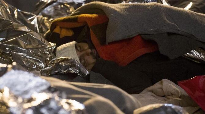 Flüchtlinge an der österreichich-slowenischen Grenze in Spielfeld übernachten im Freien. Foto: Erwin Scheriau