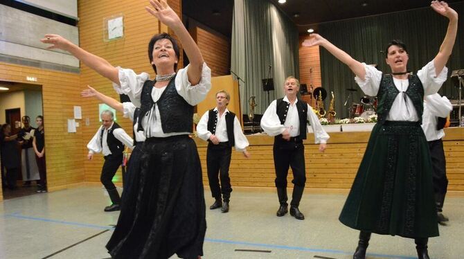 Die Ehemaligen der Donauschwäbischen Tanz- und Folkloregruppe zeigten, dass sie nichts verlernt haben. GEA-FOTO: CONZELMANN