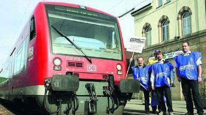 &raquo;Die meisten Fahrgäste reagieren positiv&laquo;: Lokführer beim Streik am Tübinger Hauptbahnhof.  
GEA-FOTO: CO