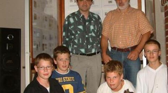 Junge Philatelisten mit Jugendleiter Thomas Preiß (hinten links), neben ihm Vorsitzender Andreas Schreiber. FOTO: KAB