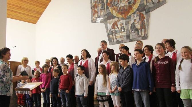 Der Gemischte Chor und die »Musikflöhe« hatten in der Lonsinger Kirche ihren ersten größeren gemeinsamen Auftritt. FOTO: KOZJEK