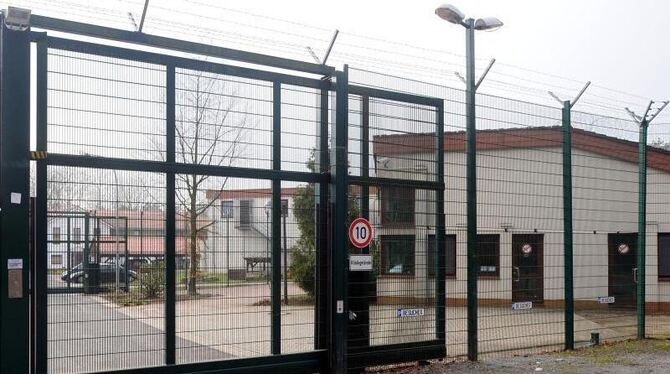 Die Häftlinge hatten am frühen Montagmorgen drei Vollzugsangestellte in einer Einrichtung im Zevener Stadtteil Brauel überwäl