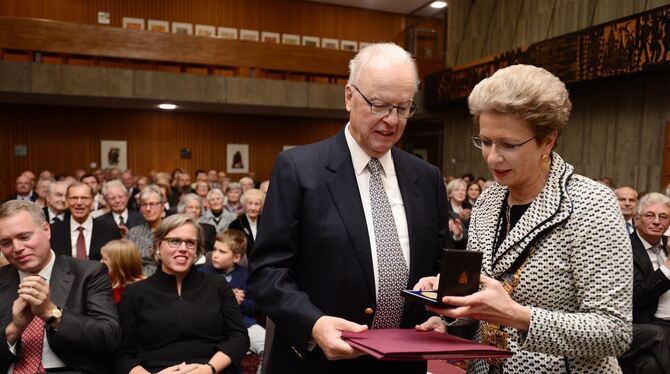 OB Barbara Bosch überreicht Karl Heinz Danzer die Reutlinger Bürgermedaille in Gold. FOTO: TRINKHAUS