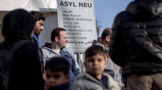Flüchtlinge vor dem Landesamt für Gesundheit und Soziales (LaGeSo) in Berlin. Foto: Michael Kappeler