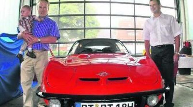 Der Wettsieger, sein Enkel und der Bürgermeister: Richard Tröster (links) und Helmut Knorr rahmen den Opel GT ein.  FOTO: REISNE