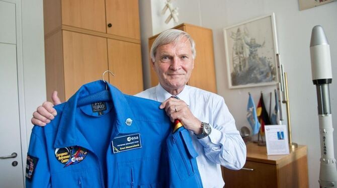 Drei Jahrzehnte später zeigt Dr. Ernst Messerschmid in seinem Stuttgarter Büro den Astronautenanzug von damals. FOTO: DPA