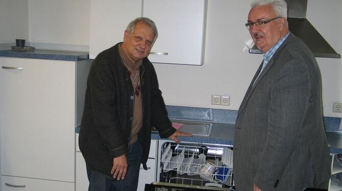 Zwei Männer in der Küche? Karl Zahradnik, links, und Wolfgang Althoff kennen sich aus und beraten ehrenamtlich Interessenten auc Zwei Männer in der Küche? Karl Zahradnik, links, und Wolfgang Althoff kennen sich aus und beraten ehrenamtlich Interessenten auc