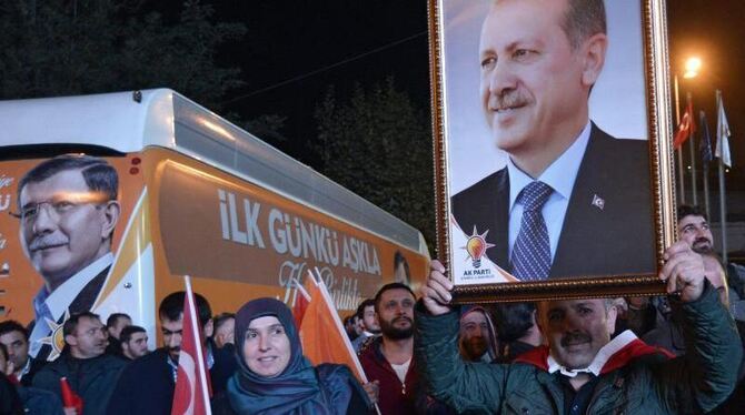 Die Partei von Staatspräsident Recep Tayyip Erdogan konnte bei der Parlamentswahl einen klaren Sieg einfahren. Foto: Deniz To