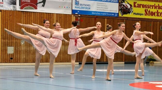 Die Gruppe Memorize vom SV Sindelbachtal (Jugend) tanzt zu dem Lied »Let the Sunshine in« in der Kurt-App-Halle FOTO: GRÜNINGER