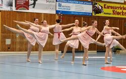 Die Gruppe Memorize vom SV Sindelbachtal (Jugend) tanzt zu dem Lied »Let the Sunshine in« in der Kurt-App-Halle FOTO: GRÜNINGER
