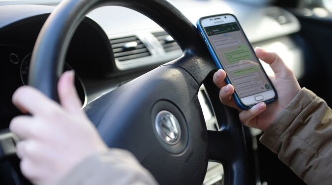Texten beim Autofahren kann lebensgefährlich sein.