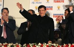Die AKP hat die Türkei-Wahl spektakulär gewonnen, nun spricht sich Regierungschef Davutoglu für eine neue Verfassung aus. Fot