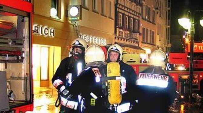 Einsatz am Montagabend in der oberen Reutlinger Wilhelmstraße: Im ersten Stock eines Gebäudes über dem Jueweliergeschäft Depperi