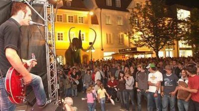 Im Zeichen des Mammut-Säbelzahns rockte das Publikum um Mitternacht in bester Stimmung mit &raquo;Threekingseleven&laquo; ab. FO