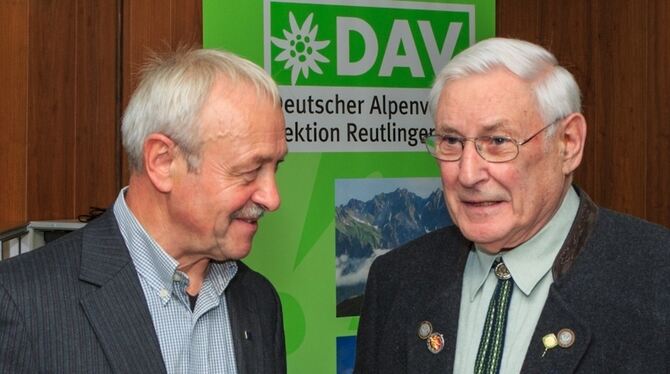 Helmut Kober, Erster Vorsitzender der Reutlinger DAV, verlieh Rolf Weinmann  die Ehrenmitgliedschaft der Sektion. FOTO: DAV