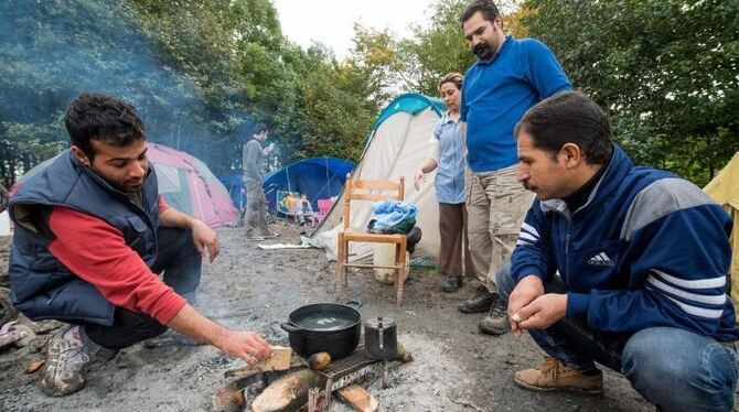 Flüchtlinge in Calais: In dem »Dschungel« genannten Camp leben rund 6000 Migranten unter schwierigen Bedingungen. Foto: Steph
