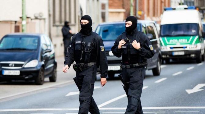 Maskierte Beamte der Bundespolizei in Essen. Foto: Marcel Kusch